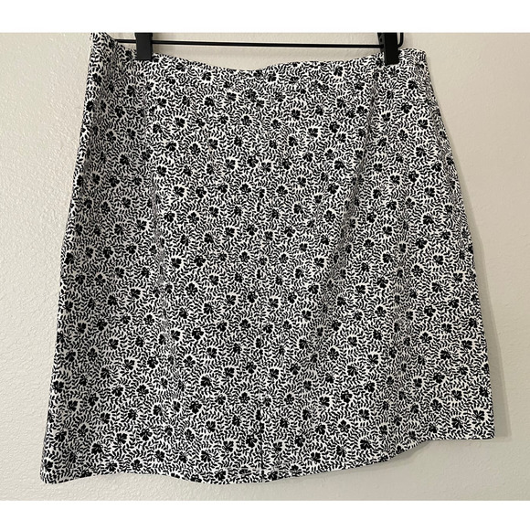 Ann Taylor Stretch Black and White Floral Skirt Size 14P NWT - Picture 2 of 5